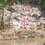 Miris! Kali Cikarang Dijadikan Tempat Pembuangan Sampah di Desa Kalijaya, Cikarang Barat