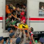 Brimob Batalyon D Pelopor Bantu Evakuasi Korban Kecelakaan Kereta di Bekasi Timur