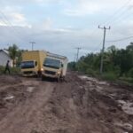 PAK SUGIANTO SERUKAN SEMANGAT KEBERSAMAAN: SELASA PAGI SELURUH WARGA DIMOHON BERGOTONG ROYONG AMPAR PASIR PERBAIKI JALAN HASAN BULAN