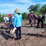IDE DAN GAGASAN KAPOLSEK DENTETELADAS DITERIMA LUAR BIASA OLEH WARGA: PERBAIKAN JALAN HASAN BULAN BERJALAN LANCAR PENUH SEMANGAT KEBERSAMAAN