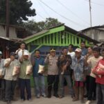 Jaga Jakarta Jaga Bekasi, Kabagops Polres Metro Bekasi Sambangi Satkamling Pasir Gombong dan Salurkan 100 Paket Sembako