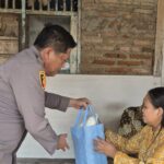 Kapolsek Pebayuran Salurkan Bantuan kepada Warga Sakit dan Kurang Mampu dalam Program Jumat Berkah