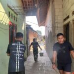 TMMD Ke-129 Rawat Hasil Pembangunan, TNI dan Warga Siram Jalan Beton Demi Kualitas yang Tahan Lama