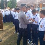 TANGGAPI VIDEO VIRAL PERUNDUNGAN, POLSEK DENTE TELADAS GELAR PENYULUHAN DAN PEMBINAAN DI SMP NEGERI 5