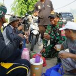 Secangkir Kopi di Lokasi TMMD, Harapan Pak Jajang untuk Sang Cucu Menjadi Prajurit TNI