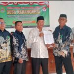 Bahrudin Resmi Daftar sebagai Calon Kepala Desa Karangreja, Ribuan Pendukung Padati Kantor Desa