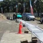 Proyek Jalan di Bundaran Jababeka 2 Dikeluhkan, Pagar Pembatas Roboh Timpa Mobil Warga