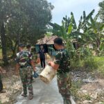 Jaga Kualitas Beton, Satgas TMMD Rutin Siram Jalan Cor di Sasaran 6