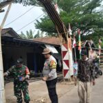 Sambut HUT RI ke-81, Babinsa Kertarahayu Bersama Warga Bangun Gapura Lingkungan