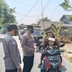 Polsek Pebayuran Bagikan 50 Masker kepada Pengguna Jalan Antisipasi Abu Vulkanik